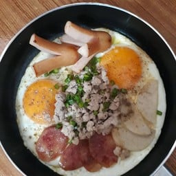 กะเพราพริกแห้งไข่ข้น & ไข่กระทะ