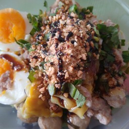 บะหมี่เกี๊ยวต้มยำหมูสับไข่ชิ้นจ้า