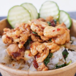 ข้าวกะเพราไก่ชิ้น