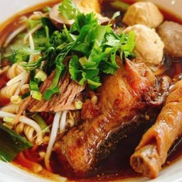 ก๋วยเตี๋ยวไก่ตุ๋นสมุนไพร