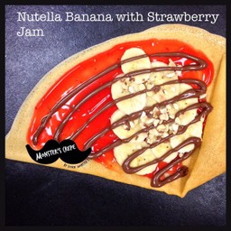 เครปนูเทลล่ากล้วยแยมสตรอเบอรี่โรยอัลมอนด์  Nutella Banana Strawberry Jam with Almond