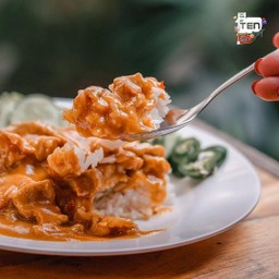 ข้าวหมูทอดราดน้ำแกงกะหรี่