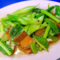 ผัดคะน้าหมูกรอบ