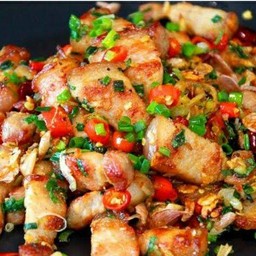 สามชั้นคั่วพริกเกลือกับข้าว