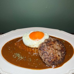 ข้าวแกงกะหรี่ วากิวแฮมเบิร์ก เสิร์ฟพร้อมไข่ดาว