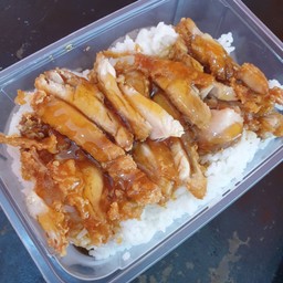 ข้าวไก่ทอดราดซอสน้ำปลา