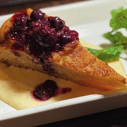 Apple cake with cold vanilla sauce and mixed berries