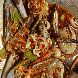 ยำทะเลรวมกุ้ง ปู หมึก หอย