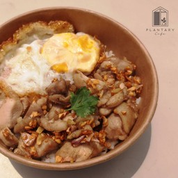 ข้าวไก่กระเทียมพริกไทย - ฟรี! ไข่ดาว