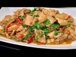 กับ/กะเพราหมูสามชั้น