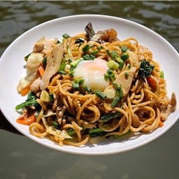 ผัดหมี่ฮกเกี้ยนไข่ออนเซ็น