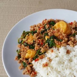 ข้าวราดกะเพราเต้าหู้ไข่