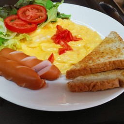 ไข่คน ไส้กรอก ขนมปังปิ้ง