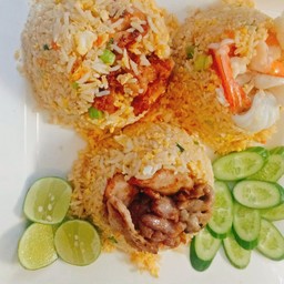 ข้าวผัดถาดกินได้ทั้งครอบครัว