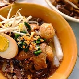 ก๋วยจั๊บทรงเครื่อง+หมูกรอบ(ไม่มีเครื่องใน)