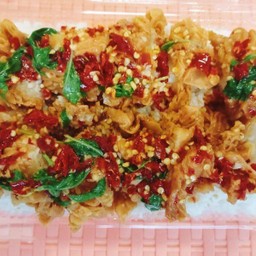 ข้าวราดผัดกะเพราไก่ไม่มีกระดูกทอดกรอบ