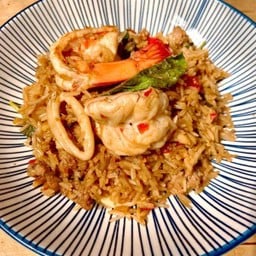 ข้าวคลุกกะเพราทะเลรวมมิตร (กุ้ง, ปลาหมึก, หมูสับ)