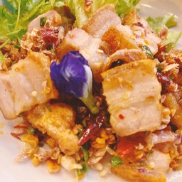 ข้าวราดหมูกรอบคั่วพริกเกลือ