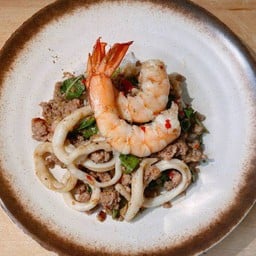 ข้าวกะเพราทะเลรวมมิตร (หมู,หมึก,กุ้ง)