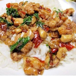 กระเพราอกไก่ราดข้าว