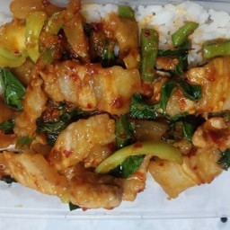 ข้าวราดพริกแกงหมูกรอบ