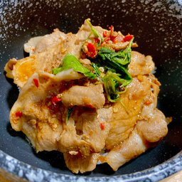 ข้าวกะเพราสันคอหมูสไลด์บิ๊กเบิ้ม