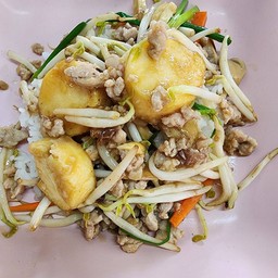 ถั่วงอกผัดเต้าหู้ ราดข้าว