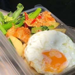 หมูกรอบผัดยอดคะน้าฮ่องกงราดข้าวไข่ดาว