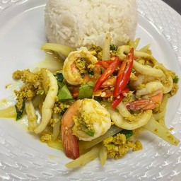 ผัดผงกะหรี่ราดข้าว