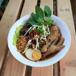 ก๋วยเตี๋ยวไก่ไข่พะโล้