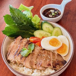 ข้าวหน้าสเต็กหมูน้ำจิ้มแจ่ว