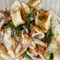 กะเพราปลาหมึกกล้วยหรือปลาหมึกไข่