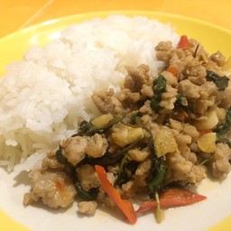 ข้าวราดผัดกะเพราหมูสับ