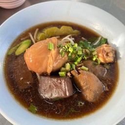 ก๋วยเตี๋ยวน่องไก่ตุ๋น น้ำ