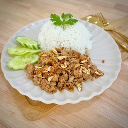 ข้าวหมูสับผัดกระเทียมพริกไทย