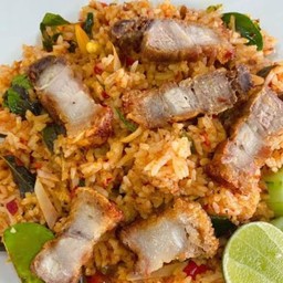 ข้าวผัดต้มยำหมูกรอบ