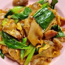 เส้นใหญ่ผัดซีอิ้วหมู