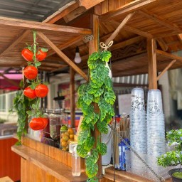 ร้านน้ำผลไม้ปั่นสดและชานมไข่มุก เสรีไทยโรด