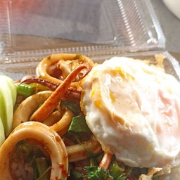 กระเพราปลาหมึกไข่ดาว(ราดข้าว)