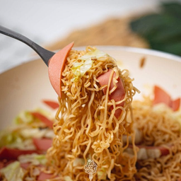 ผัดมาม่า+ไส้กรอก+ไข่+กะหล่ำ