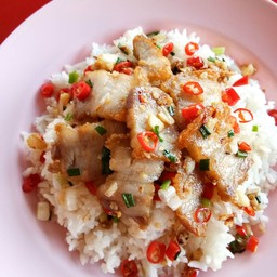 ข้าวหมูกรอบคั่วพริกเกลือ