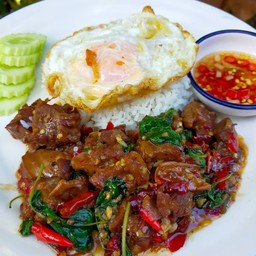 ข้าวกะเพราเนื้อตุ๋นจับคู่เครื่องดื่ม