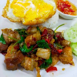 ข้าวกะเพราหมูกรอบจับคู่เครื่องดื่ม