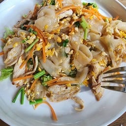 ก๋วยเตี๋ยวคั่วไก่จับคู่เครื่องดื่ม