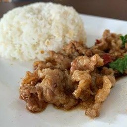 กะเพราเนื้อดาวกระจายราดข้าว