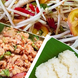 ตำไท ลาบหมู น่องไก่ทอด ข้าว