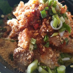 บะหมี่หมูกรอบต้มยำรสเด็ด