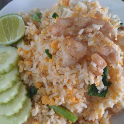 ข้าวผัดหมูหอมๆต้องลอง