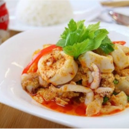 ข้าวผัดผงกะหรี่กุ้งปลาหมึก