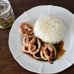 ข้าวกะเพราปลาหมึก